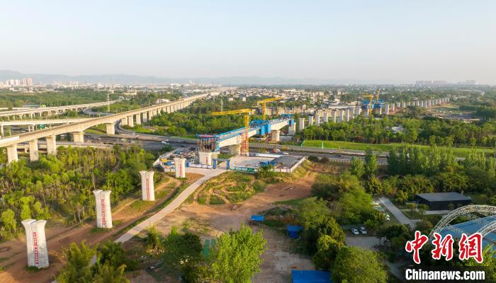 航拍正在建設(shè)的成都至自貢高速鐵路跨成都繞城高速公路連續(xù)梁施工現(xiàn)場?！⒅铱?攝