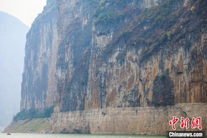 圖為瞿塘峽兩岸壯麗景致。　梁欽卿 攝