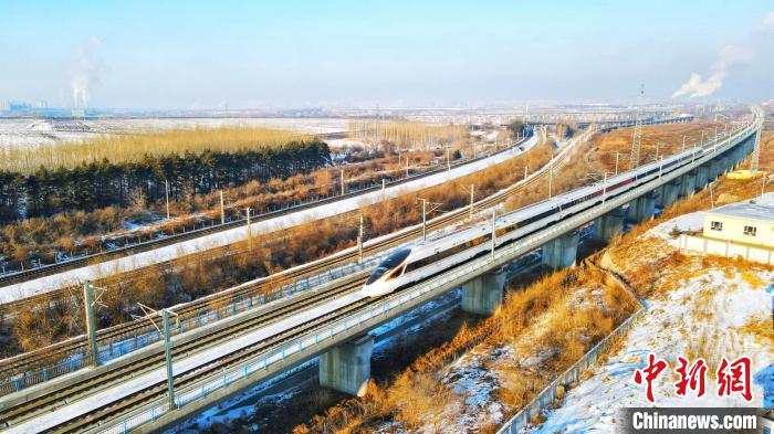 動(dòng)車組列車在運(yùn)行中。　哈鐵提供