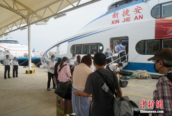 圖為乘客登船準(zhǔn)備從廈門啟航前往金門。福建海事 供圖