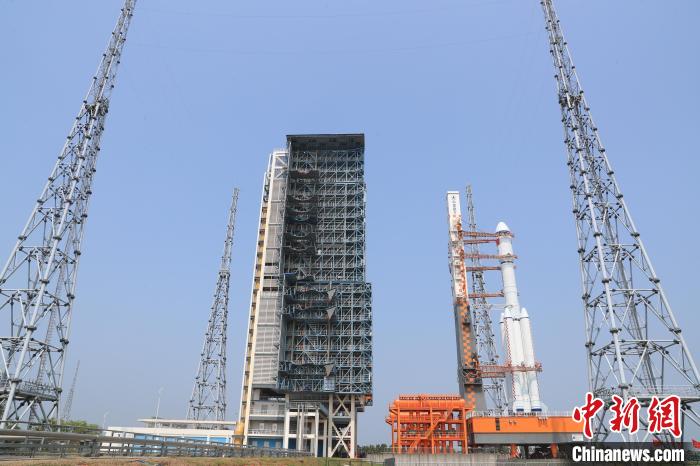 北京時間5月7日，天舟六號貨運飛船與長征七號遙七運載火箭組合體垂直轉(zhuǎn)運至發(fā)射區(qū)?！∏窳④?黃國暢 攝