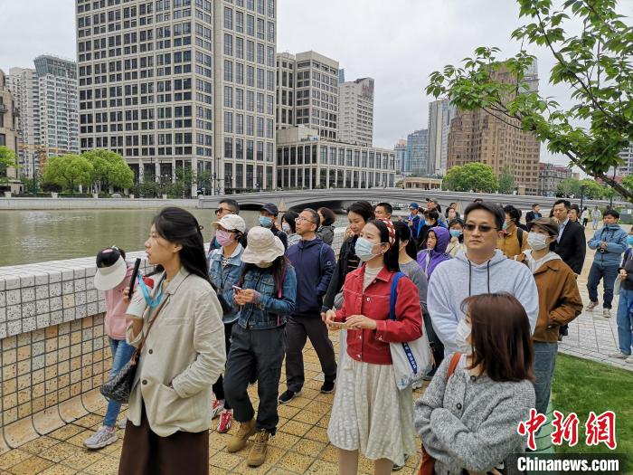 新階層人士走讀黃浦蘇州河沿岸?！》队畋?攝