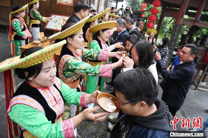 楓香瑤寨村民用攔門(mén)酒熱情迎接客人?！钊A峰 攝