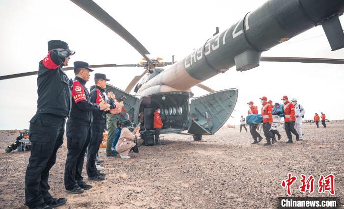 圖為阿拉善邊境管理支隊(duì)民警目送航天員登機(jī)離開(kāi)。　曠靖 攝