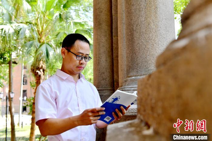 圖為福建師范大學(xué)教育學(xué)院臺(tái)灣教師陳昭志正在看書(shū)。　呂明 攝