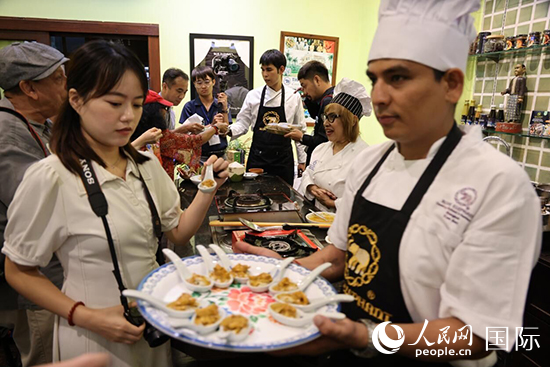 7月19日，參加美食活動(dòng)的多國代表品嘗泰式傳統(tǒng)美食。人民網(wǎng)記者 張矜若攝