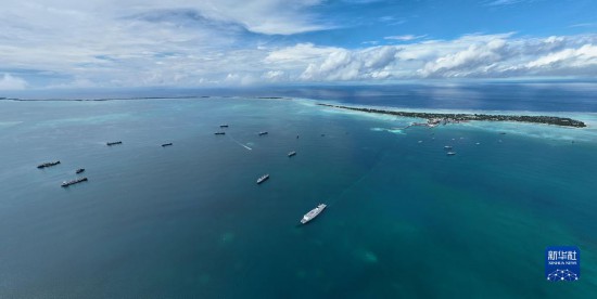 7月22日，中國(guó)海軍“和平方舟”號(hào)醫(yī)院船結(jié)束基里巴斯訪問(wèn)，駛離塔拉瓦港。新華社發(fā)（桂江波 攝）