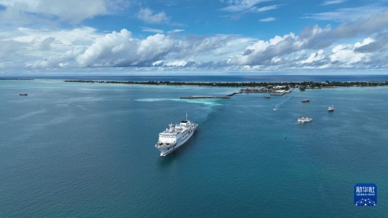 7月22日，中國(guó)海軍“和平方舟”號(hào)醫(yī)院船結(jié)束基里巴斯訪問(wèn)，駛離塔拉瓦港。新華社發(fā)（桂江波 攝）