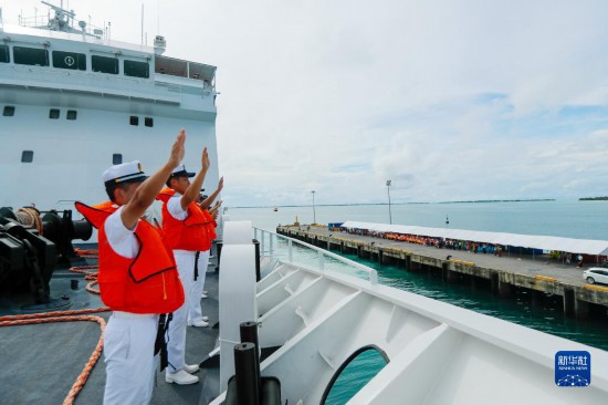 7月22日，中國(guó)海軍“和平方舟”號(hào)醫(yī)院船駛離基里巴斯首都塔拉瓦任務(wù)官兵向送行人群揮手告別。新華社發(fā)（黎宇 攝）