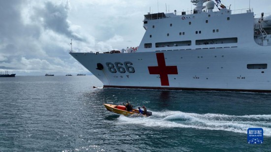 7月22日，中國(guó)海軍“和平方舟”號(hào)醫(yī)院船駛離塔拉瓦港途中，基里巴斯當(dāng)?shù)孛癖婑{船揮手告別。新華社發(fā)（桂江波 攝）