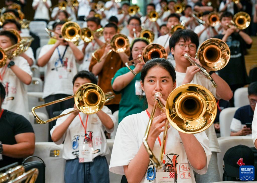 8月1日，在第九屆中國國際低音銅管藝術(shù)節(jié)的一場公益大師課上，低音銅管樂器愛好者在練習(xí)長號。新華社記者 劉潺 攝