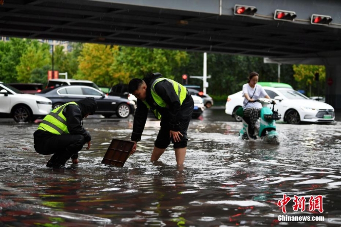 7月30日，河北省持續(xù)發(fā)布暴雨紅色預(yù)警信號。受今年第5號臺風(fēng)“杜蘇芮”殘余環(huán)流影響，7月28日以來，地處華北地區(qū)的河北省大部出現(xiàn)降雨。30日17時，該省氣象臺發(fā)布當(dāng)日第三次暴雨紅色預(yù)警信號。石家莊市城區(qū)不少區(qū)域積水嚴(yán)重，城管、環(huán)衛(wèi)、園林、市政等部門緊急出動，聯(lián)合疏堵保暢，筑牢防汛安全屏障。圖為石家莊裕華區(qū)城管局防汛隊員對沿街收水井進行雜物清理，以保證排水暢通。翟羽佳 攝