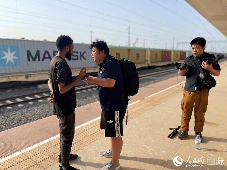 亞吉鐵路吉布提線工作人員介紹列車運營情況。人民網(wǎng)記者 趙艷紅攝