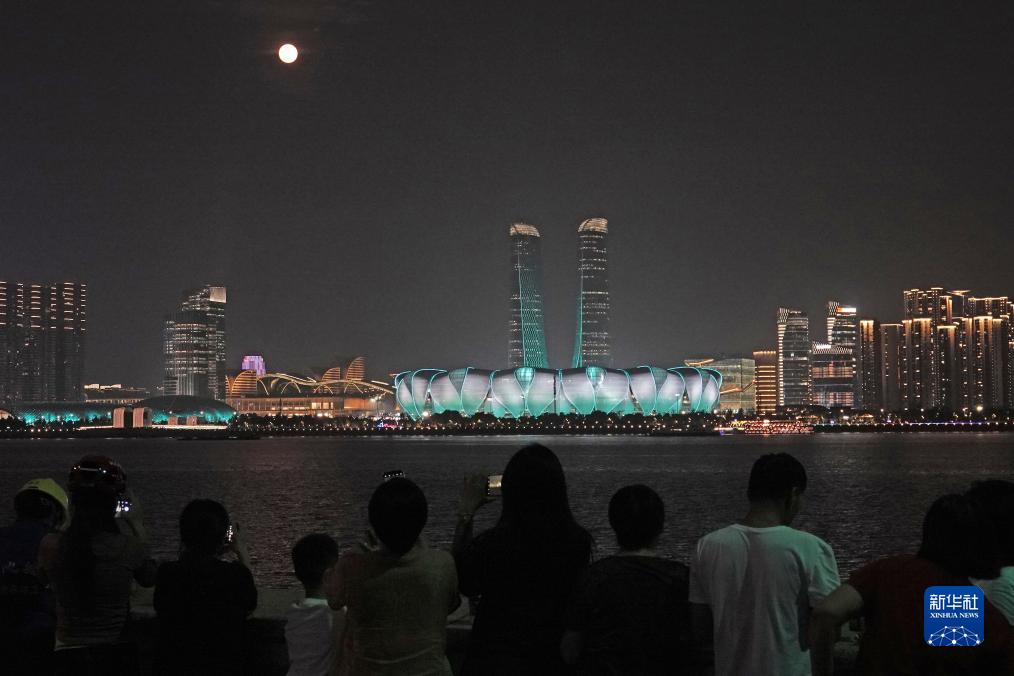 中秋佳節(jié)當(dāng)晚，一輪滿月高懸在杭州上空，吸引眾多市民游客觀賞。新華社發(fā)（李忠攝）