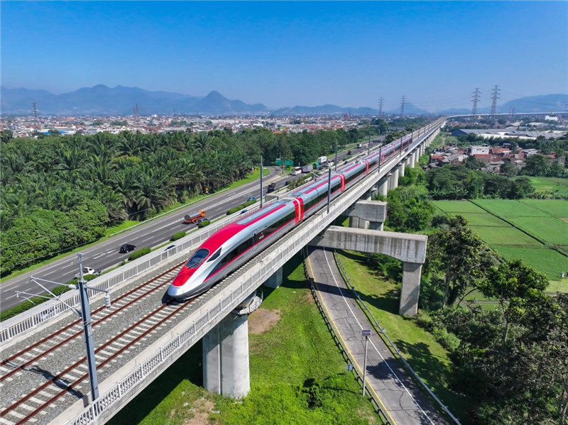 奔馳在雅萬高鐵上的動車組。中車青島四方機(jī)車車輛股份有限公司供圖