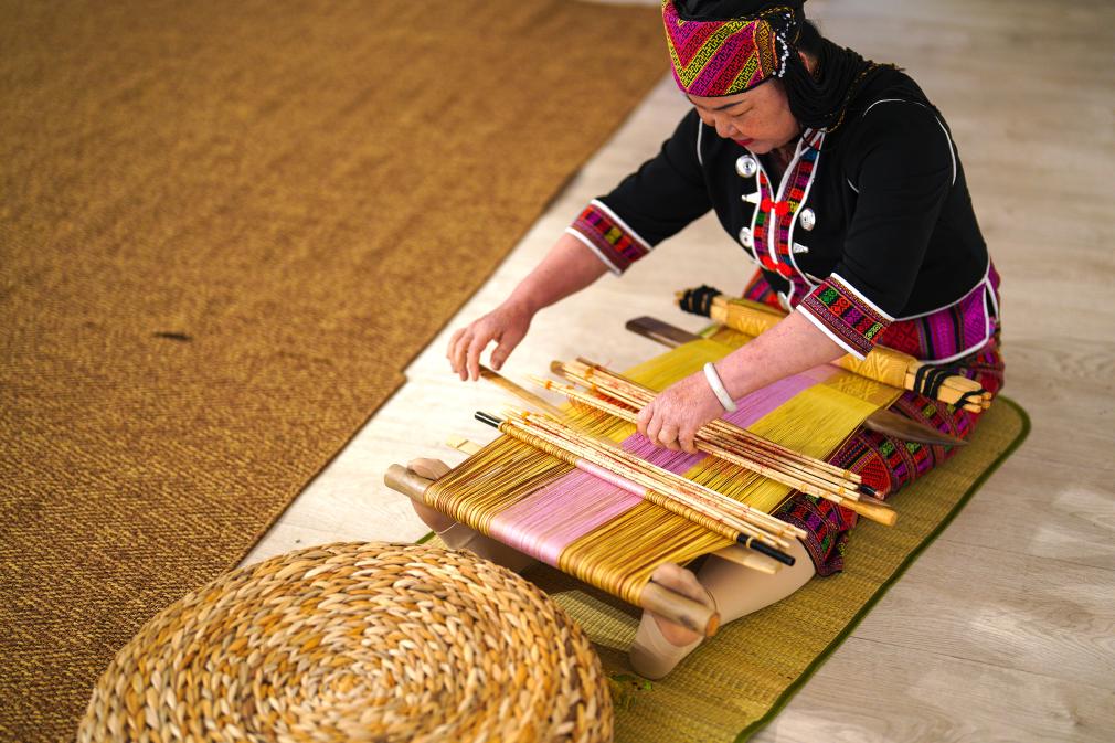 4月17日，黎族傳統(tǒng)紡染織繡技藝國家級(jí)代表性傳承人劉香蘭在2023年意大利米蘭設(shè)計(jì)周上展示黎錦織造技藝。新華社發(fā)