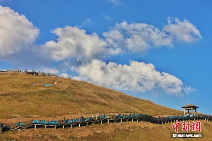 資料圖：圖為江西武功山高山草甸旁的登山步道，游客在登山。 劉力鑫 攝