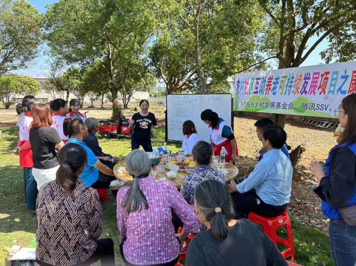 10月23日，廣東韶關(guān)農(nóng)村的互助養(yǎng)老探索，結(jié)合仁化縣董塘鎮(zhèn)新龍村的重陽(yáng)節(jié)活動(dòng)，將村支書、婦女主任、項(xiàng)目管理人員、新龍村助老員、村民志愿者、健康熱心的老人聚集在一起。 受訪者供圖