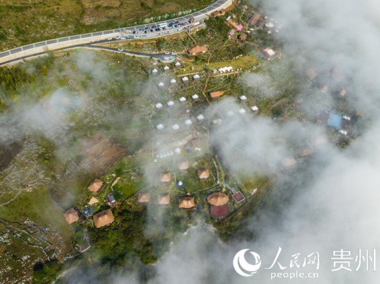 航拍掩映在晨間薄霧中的“花都里·化屋野奢度假營(yíng)地“。人民網(wǎng) 陽(yáng)茜攝