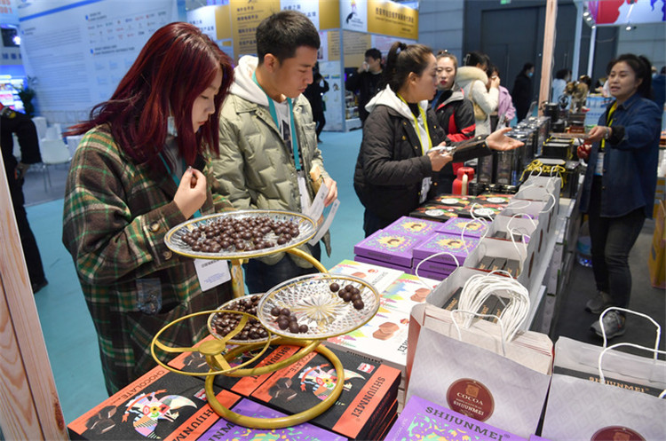 11月16日，觀眾在第七屆絲博會(huì)印度尼西亞展位上參觀選購食品。新華社記者 邵瑞 攝