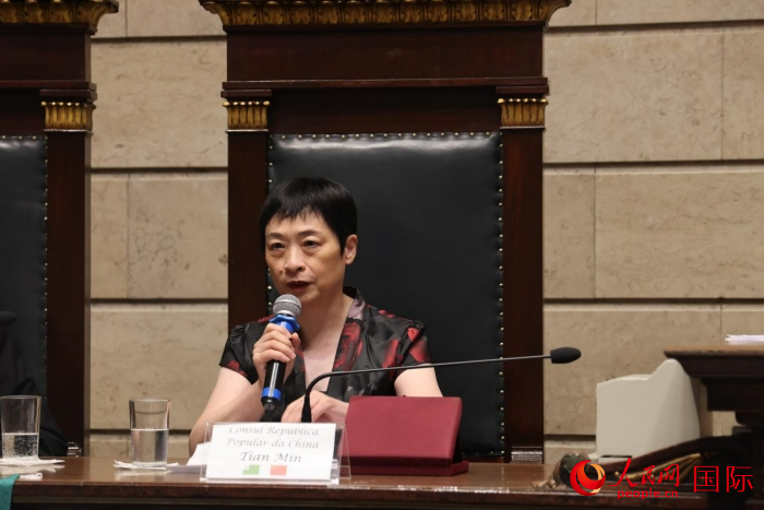 中國(guó)駐里約總領(lǐng)事田敏在致辭中表示，近年來越來越多的巴西朋友對(duì)中國(guó)、中國(guó)語言和文化產(chǎn)生濃厚興趣，積極投身中巴友好合作和各項(xiàng)交流。人民網(wǎng)記者 時(shí)元皓攝