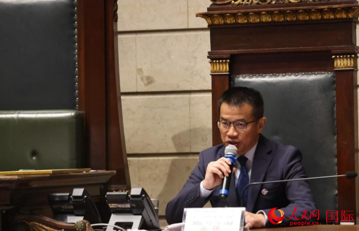 在儀式上獲得“里約市榮譽(yù)市民”稱號(hào)的中國(guó)海油巴西公司總經(jīng)理、中國(guó)-巴西企業(yè)家委員會(huì)中方主席黃業(yè)華表示，這份榮譽(yù)體現(xiàn)了里約市民對(duì)中海油等中國(guó)企業(yè)的高度認(rèn)可。人民網(wǎng)記者 時(shí)元皓攝