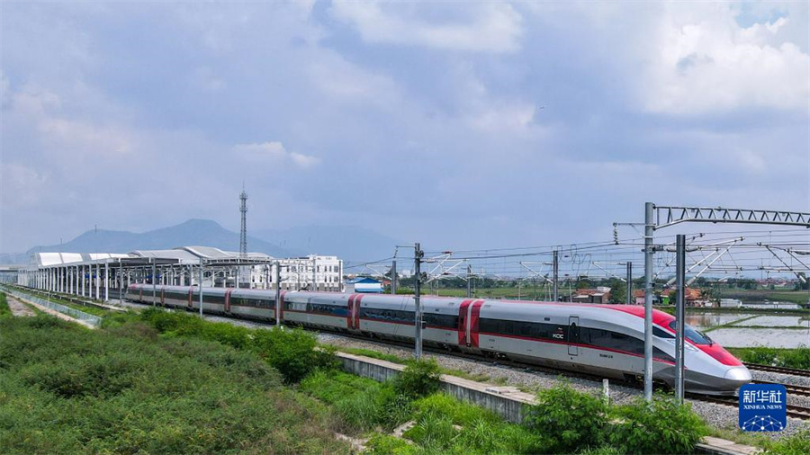 12月6日，在印度尼西亞萬隆，雅萬高鐵高速動車組列車駛離德卡魯爾車站站臺（無人機照片）。新華社記者 徐欽 攝