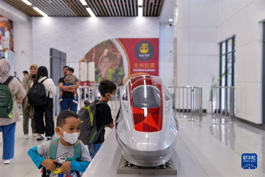 12月17日，在印度尼西亞雅加達(dá)哈利姆站候車大廳，小朋友觀看雅萬(wàn)高鐵高速動(dòng)車組模型。新華社記者 徐欽 攝