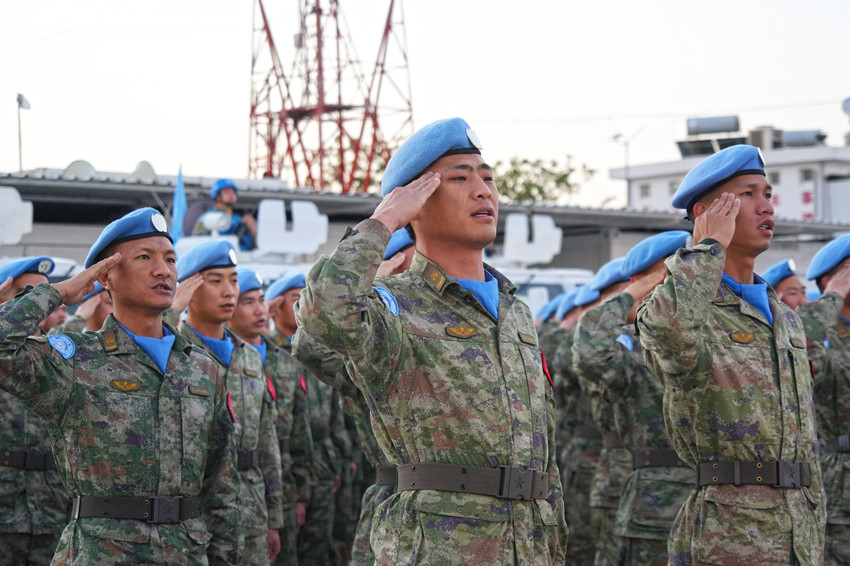 1月1日，中國第22批赴黎巴嫩維和官兵們面向國旗莊嚴敬禮。陳光亮攝