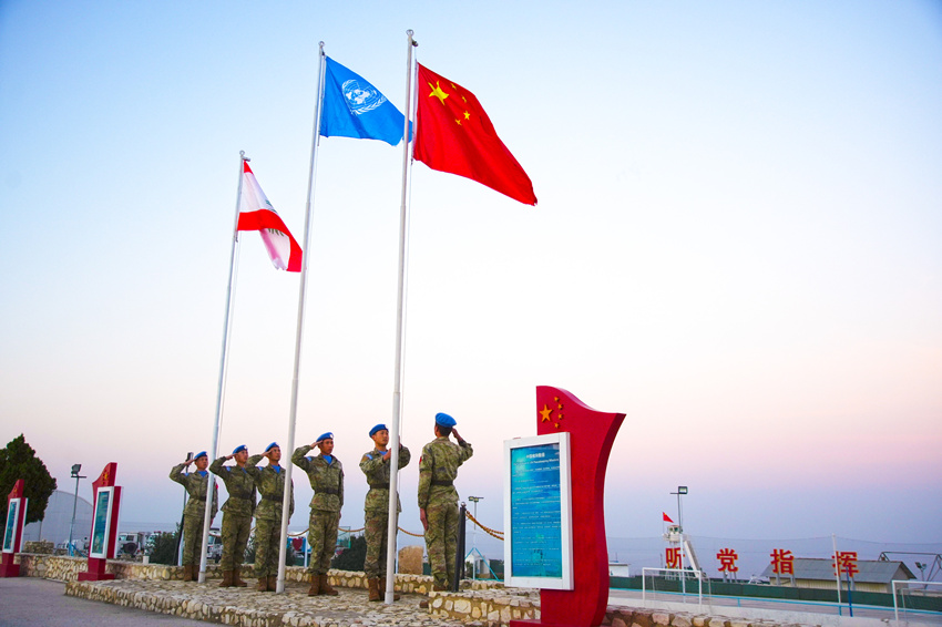 1月1日，中國第22批赴黎巴嫩維和官兵們舉行升旗儀式。陳光亮攝