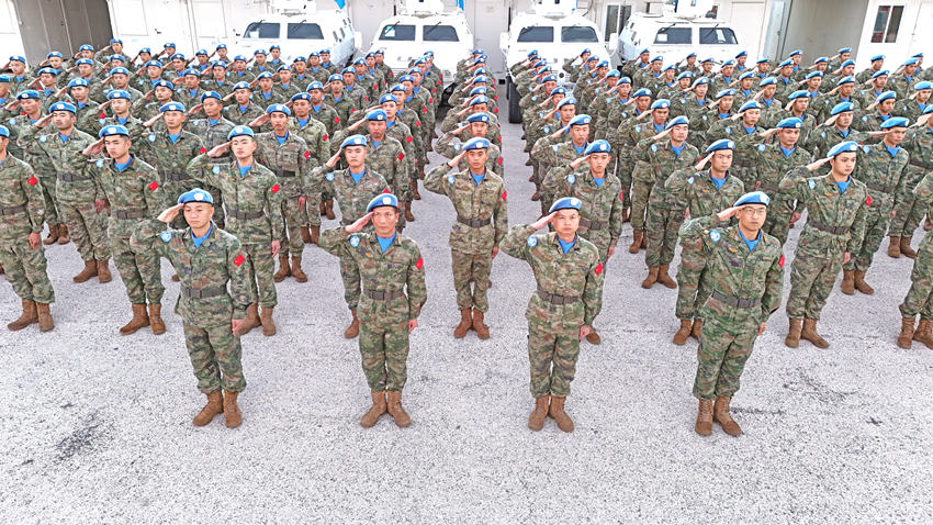 1月1日，中國第22批赴黎巴嫩維和官兵們面向國旗莊嚴敬禮。胡光明攝