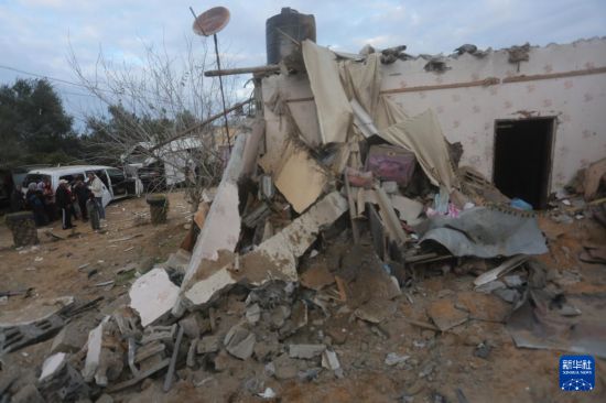 2月5日，在加沙地帶南部城市拉法，人們查看以軍空襲后的建筑廢墟。新華社發(fā)（哈立德·奧馬爾攝）