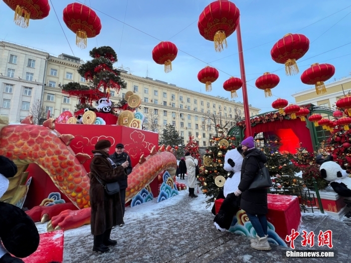 當(dāng)?shù)貢r(shí)間2月9日，中國農(nóng)歷新年慶?；顒?dòng)啟動(dòng)儀式在莫斯科市中心的卡梅爾格爾斯基巷舉行。中國駐俄大使張漢暉，俄羅斯外交部發(fā)言人扎哈羅娃，以及俄羅斯文化部和莫斯科市政府官員出席。慶?；顒?dòng)將持續(xù)至18日。圖為當(dāng)?shù)孛癖娫谔鼐S爾廣場(chǎng)與大熊貓玩偶合影。<a target='_blank' href='/'><p  align=