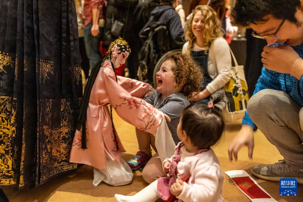 2月11日，孩子們在美國費(fèi)城藝術(shù)博物館舉行的龍年迎新春活動上體驗(yàn)?zāi)九紤?。新華社發(fā)（周煥新攝）