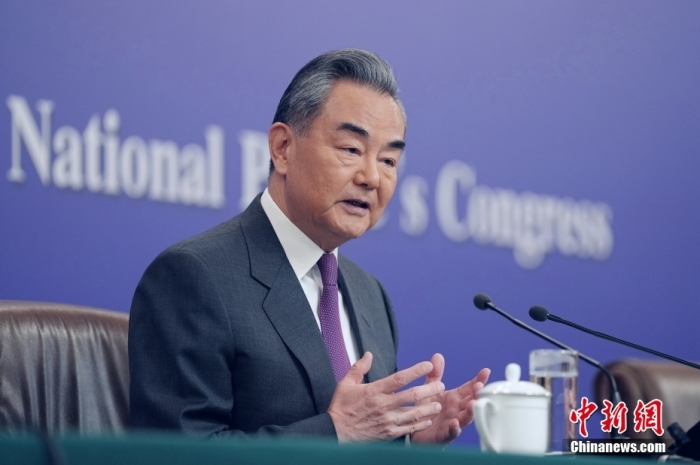 3月7日，十四屆全國人大二次會(huì)議在北京舉行記者會(huì)，中共中央政治局委員、外交部長(zhǎng)王毅就中國外交政策和對(duì)外關(guān)系相關(guān)問題回答中外記者提問。<a target='_blank' href='/'><p  align=