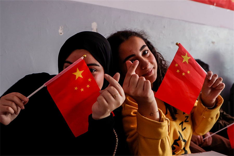 當?shù)貙W(xué)校師生向維和官兵表達感謝。瞿發(fā)統(tǒng)攝