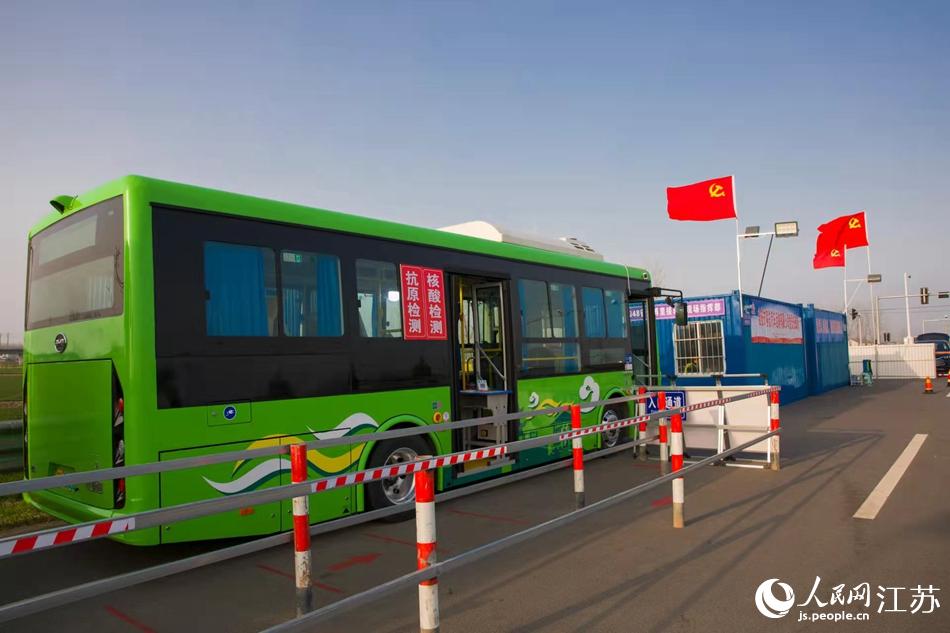 淮安市客總汽車運(yùn)輸有限公司調(diào)集兩部車況最佳“核酸采樣流動車”，組建黨員“先鋒崗”。紀(jì)星名攝