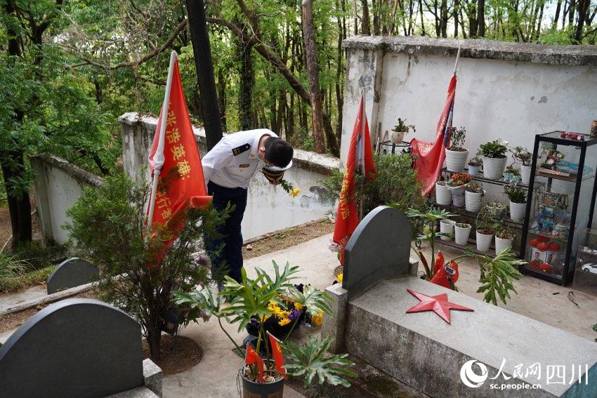 涼山州森林消防支隊(duì)駐西昌全體消防救援人員一同前往西昌市烈士陵園舉行紀(jì)念活動(dòng)。樊文淵攝