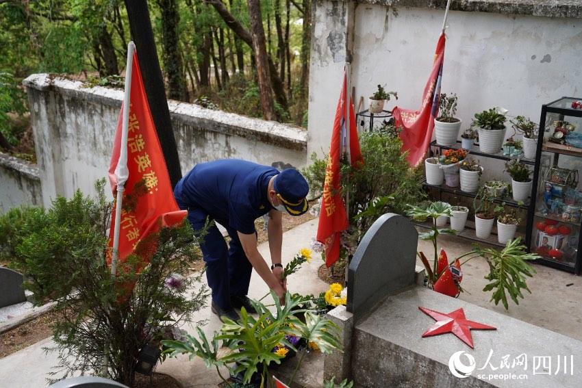 涼山州森林消防支隊駐西昌全體消防救援人員一同前往西昌市烈士陵園舉行紀(jì)念活動。樊文淵攝