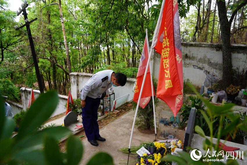 涼山州森林消防支隊駐西昌全體消防救援人員一同前往西昌市烈士陵園舉行紀念活動。樊文淵攝