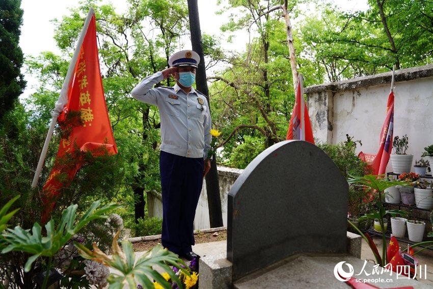 涼山州森林消防支隊駐西昌全體消防救援人員一同前往西昌市烈士陵園舉行紀(jì)念活動。樊文淵攝