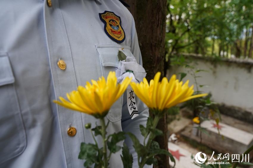 戰(zhàn)士們手持菊花。樊文淵攝