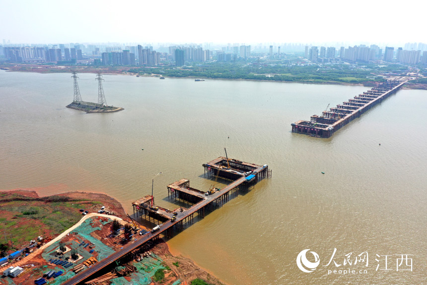 航拍九龍湖過(guò)江大橋，該橋是南昌第七座跨贛江通道。 人民網(wǎng) 時(shí)雨攝