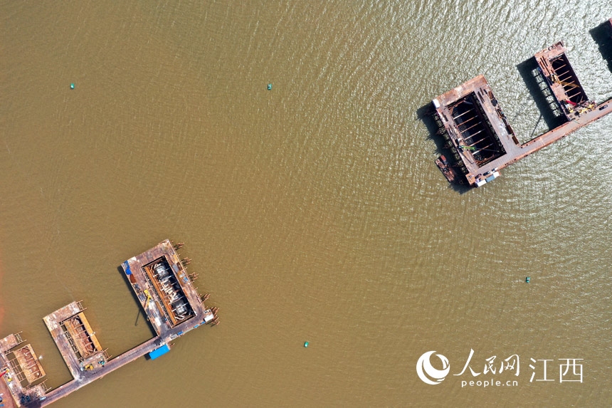 航拍九龍湖過江大橋，該橋是南昌第七座跨贛江通道。 人民網(wǎng) 時雨攝