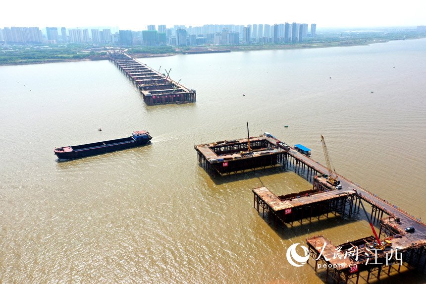 航拍九龍湖過(guò)江大橋，該橋是南昌第七座跨贛江通道。 人民網(wǎng) 時(shí)雨攝