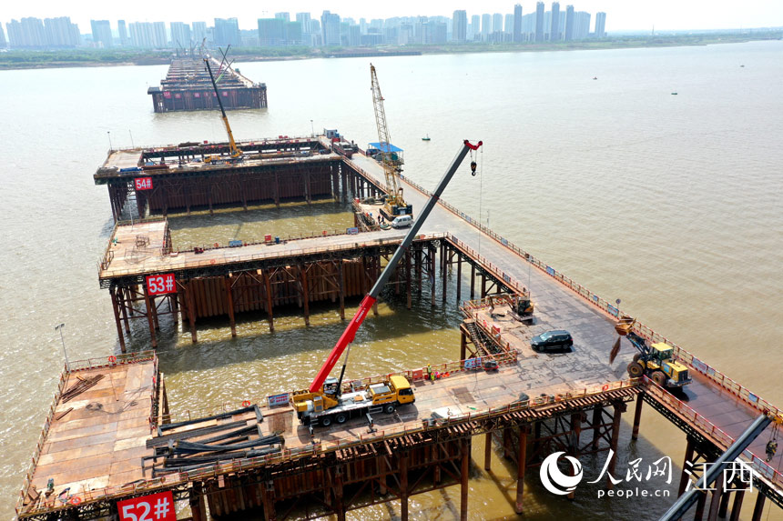 機(jī)械和人員正在橋上施工，現(xiàn)場一派忙碌景象。人民網(wǎng) 時雨攝
