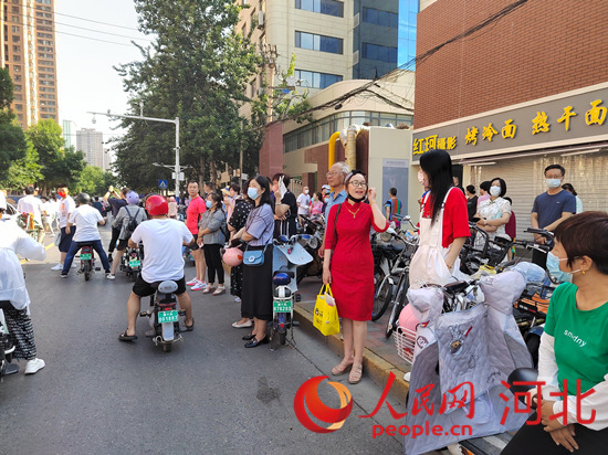 石家莊外國語學(xué)校考點(diǎn)外送考的家長。人民網(wǎng) 祝龍超攝