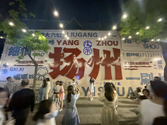 古運河畔的皮市街充滿市井氣息。 人民網(wǎng) 張玉峰攝