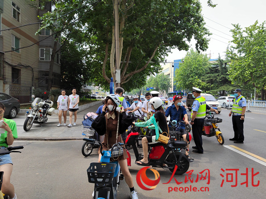 石家莊交警在查處非機(jī)動(dòng)車違章。人民網(wǎng)祝龍超攝