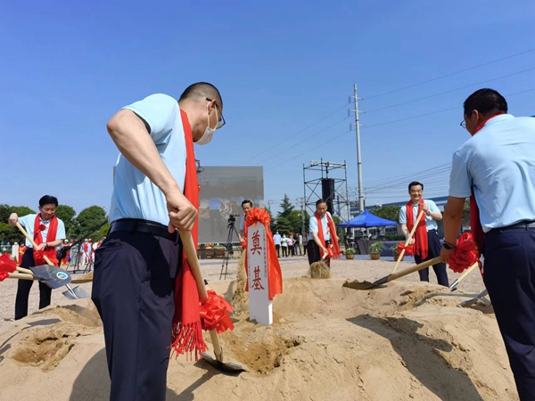 作為今年荷花節(jié)“開場秀”，理士新能源智造園區(qū)項目正式開工。人民網(wǎng) 馬曉波攝